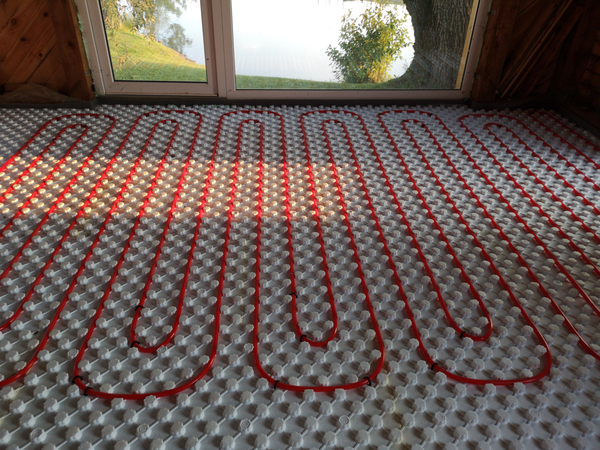 Vloerverwarmingsbuizen in zonovergoten kamer